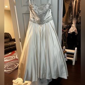 BEAUTIFUL Wedding Gown